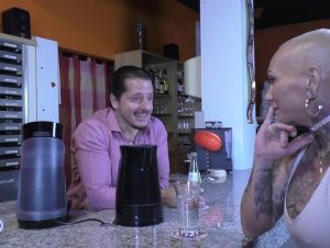 Kitty Core Porno Video: Barkeeper auf dem WC vernascht